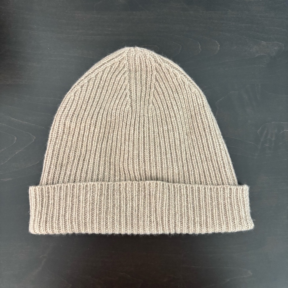 Patagonia Women’s Cashmere Beanie in beige - Picture 2 of 2
